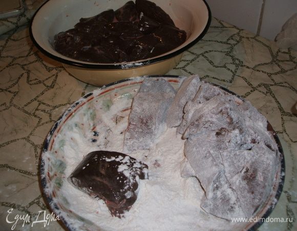 Слейте молоко и обваляйте печень в крахмале.