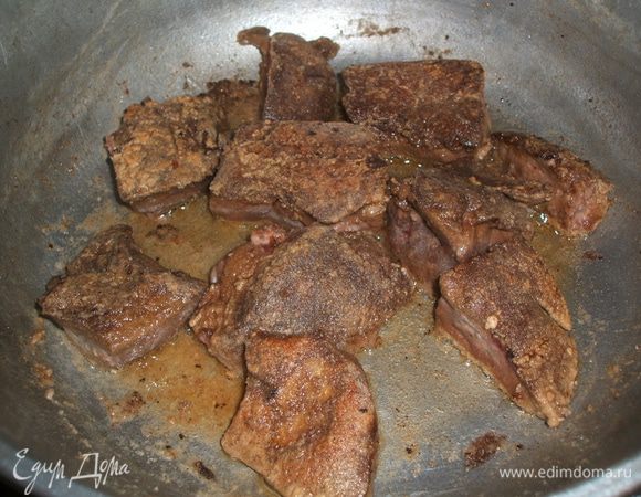 Каждый кусок обжарьте по 1–2 минуты с двух сторон на растительном масле, после чего переложите их в отдельную посуду.