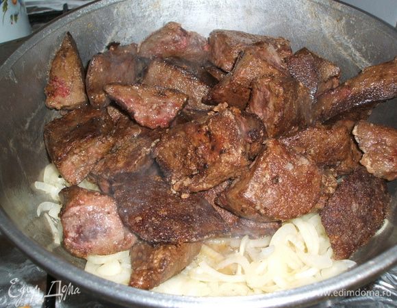 Лук нарежьте полукольцами и есть несколько вариантов дальнейшего его использования.<br />
1 вариант: выложите лук с сковороду или казан, где жарили печень, и на него выложите печенку.<br />
2 вариант: обжарьте лук в том масле, где жарилась печенка, и только после этого выкладывайте печень.<br />
3 вариант: если то масло, где жарилась печенка уже подгорело, то вы можете обжарить лук в новом масле. Можно растительное масло заменить сливочным или топленым.