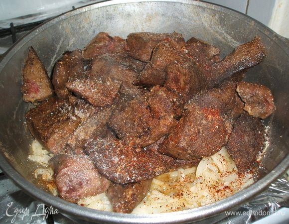 Добавьте специи, соль и тушите примерно 10 минут, не больше. 