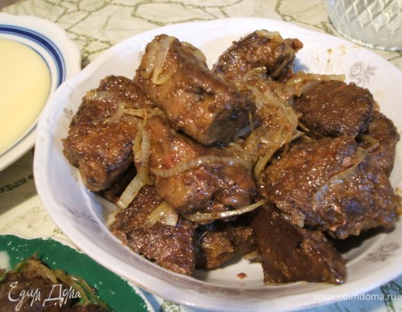 Подавайте с любым гарниром. Я предпочитаю с картофельным пюре, которое взбиваю в комбайне, мне так кажется вкуснее. Приятного аппетита!