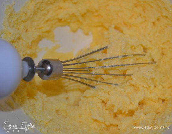 Мягкое сливочное масло растереть с сахаром. Добавить яйцо, все взбить. Вввести муку (просеять), разрыхлитель, соль, ванилин и замесить песочное тесто. 