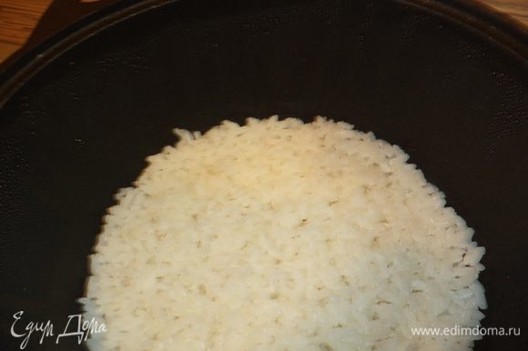 Замесить сдобное пресное тесто,тоько без сахара,как на вак-белиши!Убрать в холодильник,отварить рис в соленой воде,я использую круглозернистый, сварить яйца.