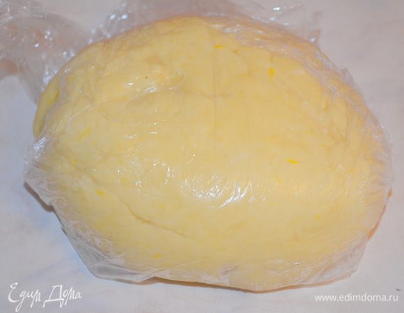 тесто скатываем в шар и отпарвляем в холодильник на 1 час. 