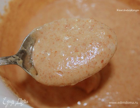 Добавить яичные белки (НЕ ВЗБИТЫЕ), хорошо перемешать (можно миксером). Оставить на 30 минут, затем взбивать еще 5 минут. Должно получится не очень жидкое тесто, так как слишком жидкое будет растекаться на противне.     