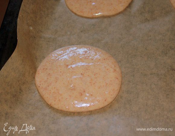 В среднем на противне помешается 6-8 штук (в зависимости от размера печенья). 