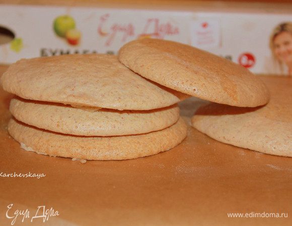 Противень застелить бумагой для выпекания. Выложить ложкой миндальное тесто и отправить в разогретую до 180 градусов духовку на 15-20 минут. Печенье должно лежать на расстоянии 5 см друг от друга. Учтите, что тесто немного растечется, поэтому лучше оставить место. Через 15 минут следите за печеньем. ВАЖНО не пересушить!!! Дайте печенью полностью остыть на пергаменте, перед тем, как снимать. Из такого количества теста получилось 8 штук, печенье в диаметре 8-9 см.
