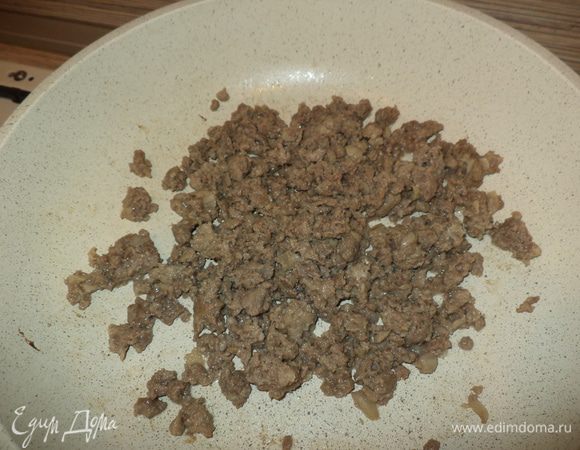 потушить фарш,посолить,из специй я добавляю только  молотый перчик,боюсь,что здесь не стоит применять другие специи,не стоит усложнять вкус мяса!