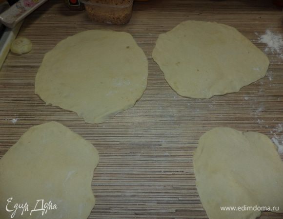 Я решила сделать две порционные,но они получились ну очень порционные,муж конечно со свой справился,ну мне моей хватило и на обед следующего дня!Можно делать один большой пирог,как пожелаете!Тесто раскатать на два пласта один немного меньше другого,оставьте небольшой кусочек теста с грецкий орех на пипку.