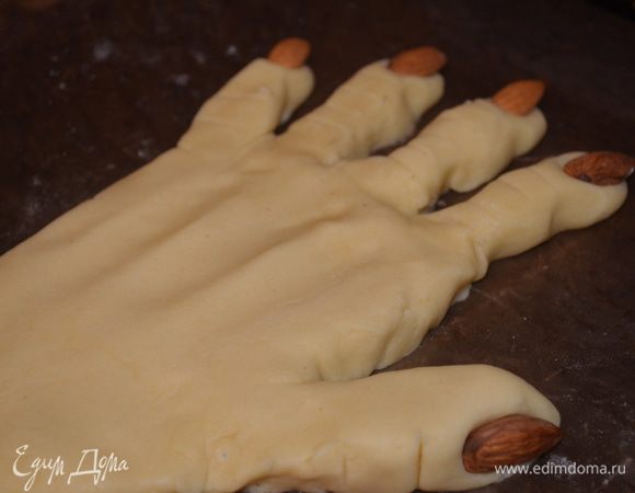 втыкаем миндаль в качестве старшных ногтей...выпекаем 15 минут при 200 градусах. Руки должны быть бледными..не стоит их зажаривать очень сильно...