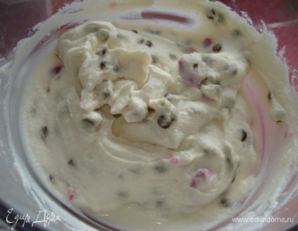 Сначала надо приготовить крем:

Рикотту соединить с сах.пудрой.
Цукаты залить ромом, оставить на 20 мин. Затем слить ром, в рикотту добавить цукаты и шоколадные капли. Перемешать, накрыть, поместить в холодильник на 12 часов.

