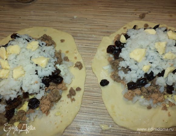 и сверху так как и мясо у нас не жирное,и рис опять же сухой,немного разложим кусочками сливочное масло.