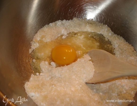 Бисквит:

Сливочное масло растопить,дать остыть.

Миндальную муку соединить с сах. пудрой, добавить 1 яйцо, перемешать до однородной массы.

