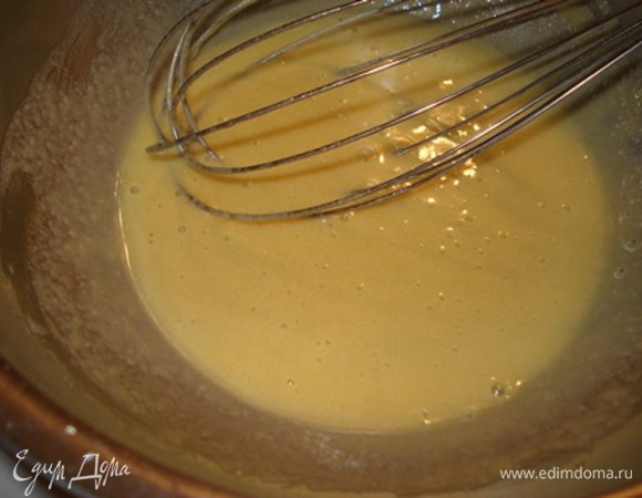 Добавить второе яйцо и продолжить взбивать венчиком 5 мин. до увеличения массы в 2 раза.

