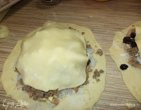 накрыть меньшим кусочком теста