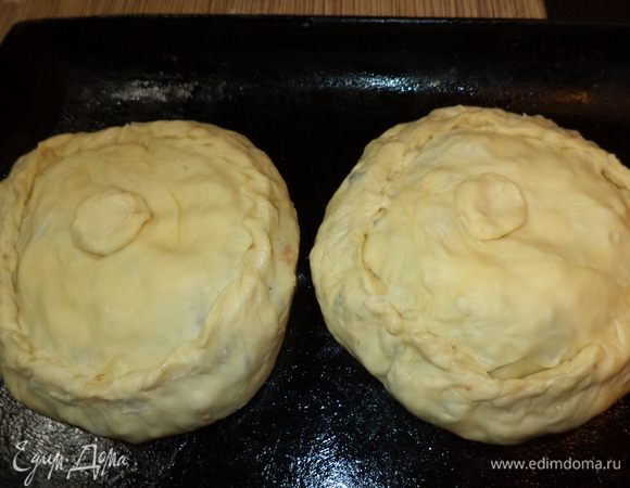 придавить,чтобы вышел воздух и залепить края, в середине сделать дырочку и закрыть пипкой из теста 