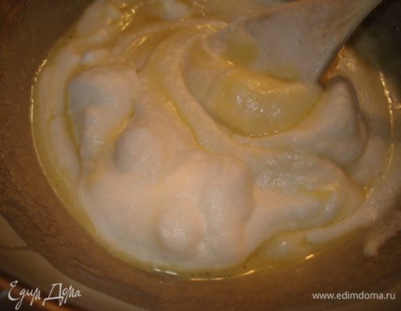 Влить сливочное масло, перемешать.
Отдельно взбить белок до легких пиков, всыпать сахар. Продолжать взбивать до устойчивых пиков. Вмешать взбитый белок в миндальную массу.


