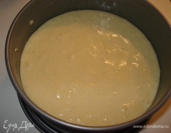 Добавить муку, перемешать до однородной массы. Перелить тесто в форму, выпекать 25-30 мин. при 180°C.

