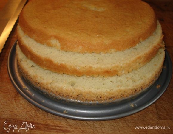 Готовый бисквит остудить и разрезать на 3 равных диска.


