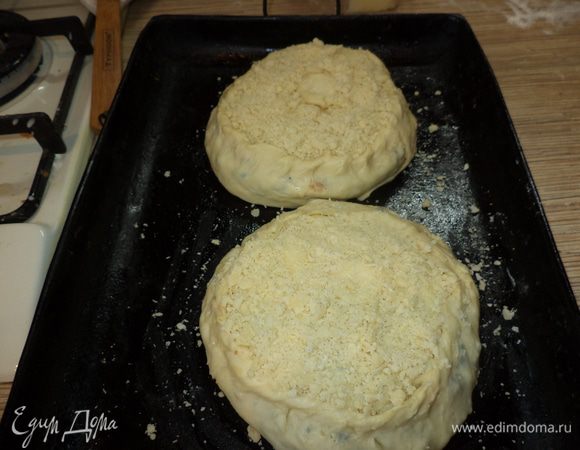 сделаем крошку из муки и сливочного масла,добавив сахар-только немножечко-чайную ложечку! как в детском стишке! и поставим в духовку 180* на 40 минут ,опять до золотистого цвета