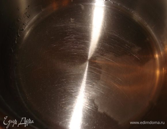 Приготовить сироп:
Воду и сахар довести до кипения, снять с огня и дать полностью остыть.
Добавить в сироп ром.


