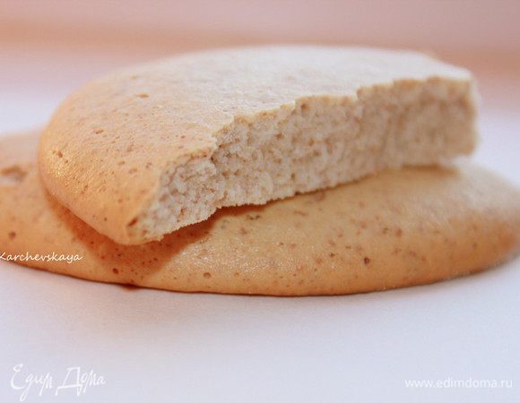 Делюсь своими впечатлениями: Если в тесто добавить минимум муки (соответственно, оно получится более жидким), то печенье будет твердое, хрустящее. Если сделать тесто более густым, как у меня, то в духовке печенье немного поднимется, подрумянится, будет более мягким. Останется лишь неизменным восхитительный аромат миндаля!!!!!!!!!!  