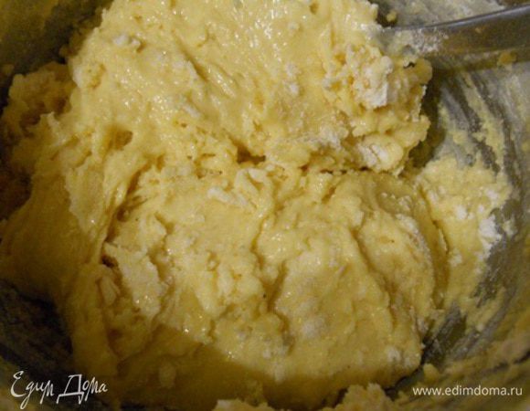 добавить к желтковой массе соду и муку и перемешать аккуратно