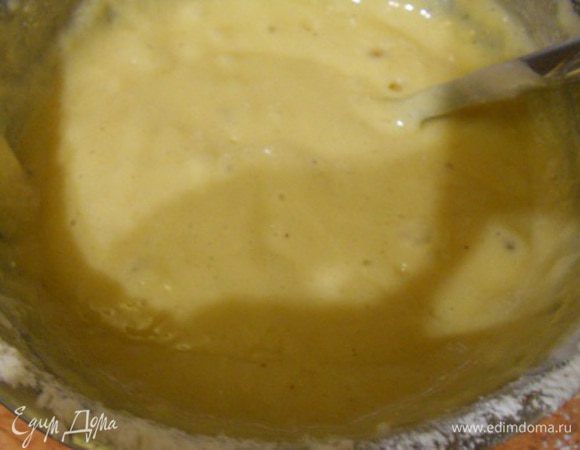 добавить белки к желтковой массе и аккуратно перемешать