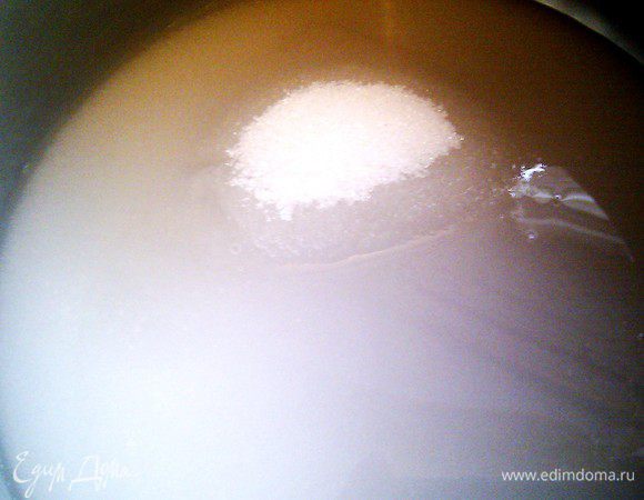 Из сахара и воды(или молока) на медленном огне варим сироп до растворения сахара.