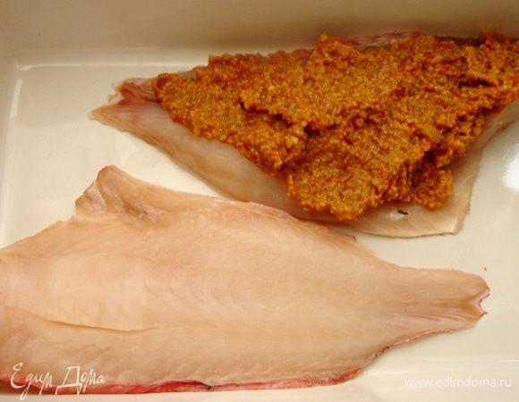 На противень или в жаропрочную форму выложить по одному филе.Выложить на каждое филе щедрую порцию тапенада и накрыть вторым филе.