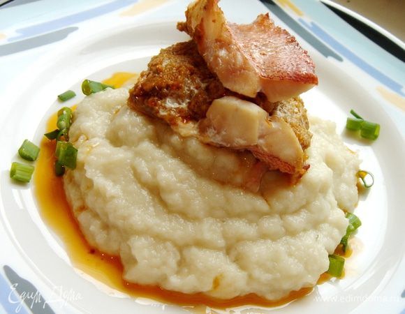 Выложить на тёплые тарелки пюре и рыбу,присыпать зелёным луком.Приятного аппетита!