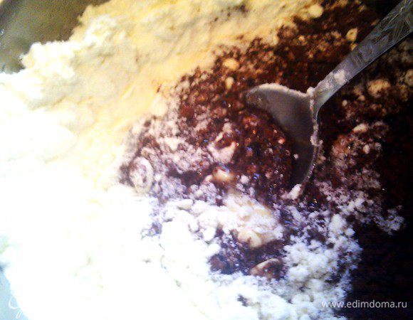 Тщательно всю массу перемешиваем(пока она тёплая-это сделать легко,поэтому не ждите остывания!)