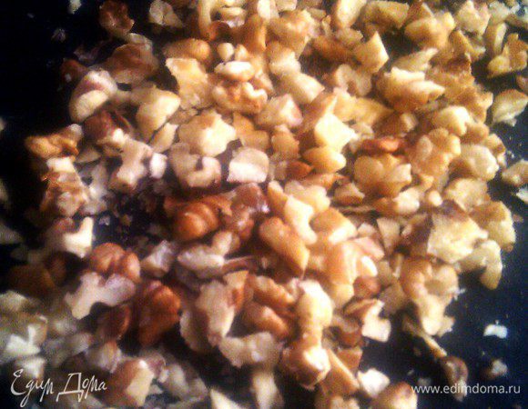 Грецкие или любые другие орехи покрошим на кусочки.