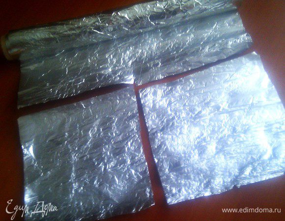 Пищевую фольгу нарезаем на квадраты...