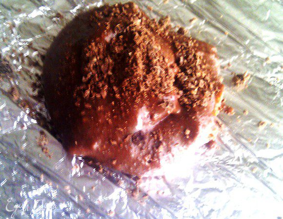 В центр каждого выкладываем чайную ложку с горкой нашей массы(внимание!постарайтесь не афишировать,что Вы собираетесь делать конфеты,иначе дегустаторы набегут и Вам нечего будет заворачивать,останется только помыть кастрюльку!)