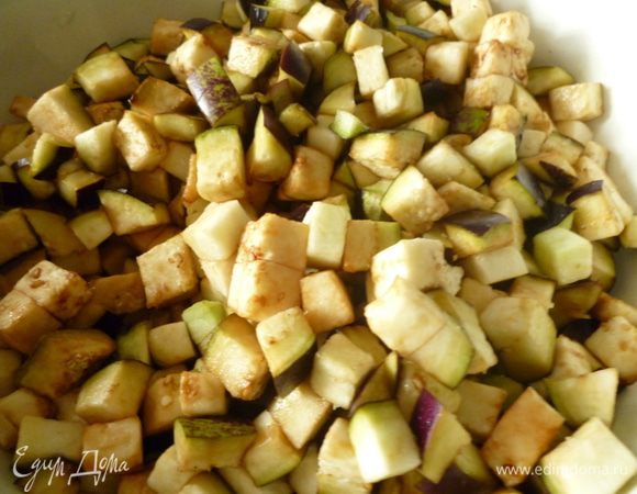 Баклажаны нарезать кубиком,посолить,закрыть крышкой и дать постоять 30 минут.