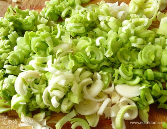 Лук порей нарезать полукольцами(без зеленых перышек)