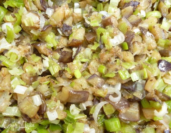 Баклажаны отжать от жидкости и обжарить на растительном масле на среднем огне в течении 10 минут, затем добавить нарезанный лук порей,поперчить и еще обжарить 5-7 минут. Выключить огонь,к баклажанам добавить 2-3 маленьких кусочка лаврового листа, закрыть крышкой сковородку и дать остыть.Куриную копченую грудку нарезать мелким кубиком.