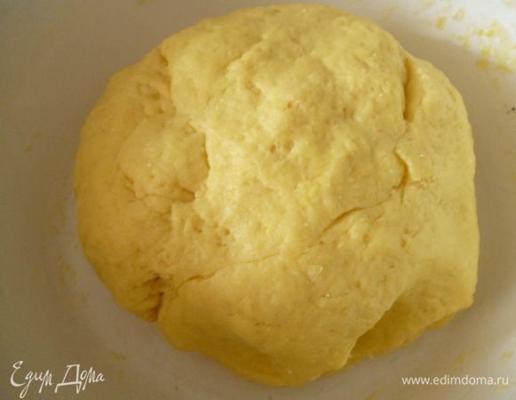 Постепенно добавить муку.Сначала размешиваем ложкой,а затем руками замесить тесто.Оно получается мягким и слегка липким.Закрыть посуду с тестом полотенцем или пленкой и дать тесту отдохнуть минут 15-20.