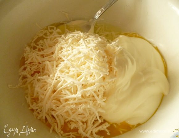 Приготовим заливку:Яйца,сметану,тертый сыр хорошо перемешать,добавить соль и перец и слегка взбить вилочкой.