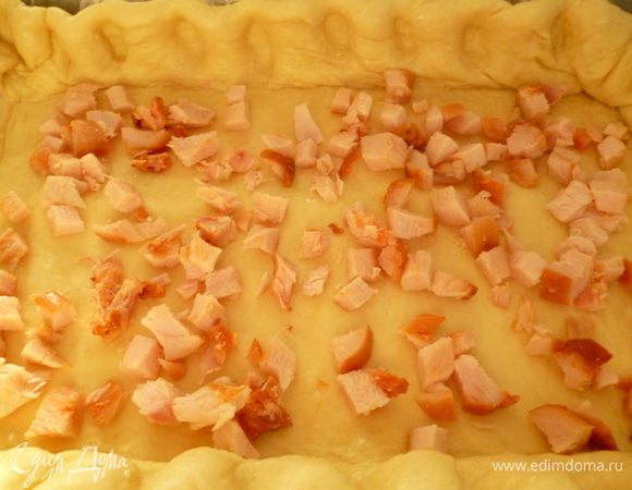 Переносим в форму для запекания,оформляем бортики.Выкладываем часть нарезанной грудки