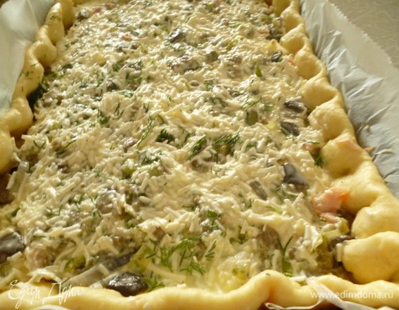 Затем с помощью ложки равномерно распределяем заливку.Выпекаем пирог при температуре 170-180 градусов минут 30-35 (края пирога должны подрумяниться и начинка схватиться) .Готовый пирог достаем из духовки,накрыть полотенцем и дать немного остыть.Приятного вам аппетита!