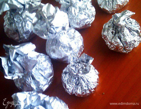 Подбирая с краёв,заворачиваем нашу сладость в виде конфеты"трюфель"...Конечно,можно и руками скатать более ровные конфетки-скажете Вы!Да,и такие я лепила,но я специально показываю быстрый домашний вариант,который делается так сказать"на глазах у зрителей",а если хотите можно слепить и форму трюфеля...