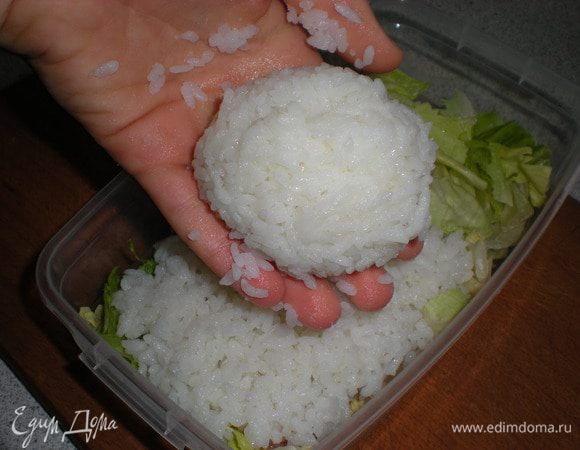 Взять немного риса, положить в ладошку и сформировать шар (это будет голова) 