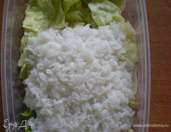 С риса сформировать туловище, положить поверх рыбы, омлета. 