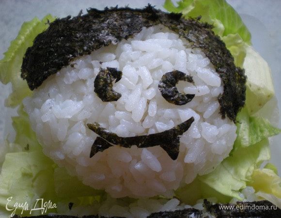 Вырезать из водорослей Нори глаза, рот, одежку и чубчик.  