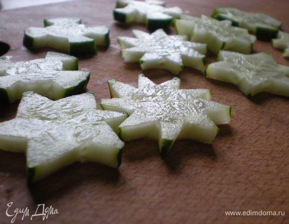 Из огурца и моркови вырезать произвольные фигурки для декора. 