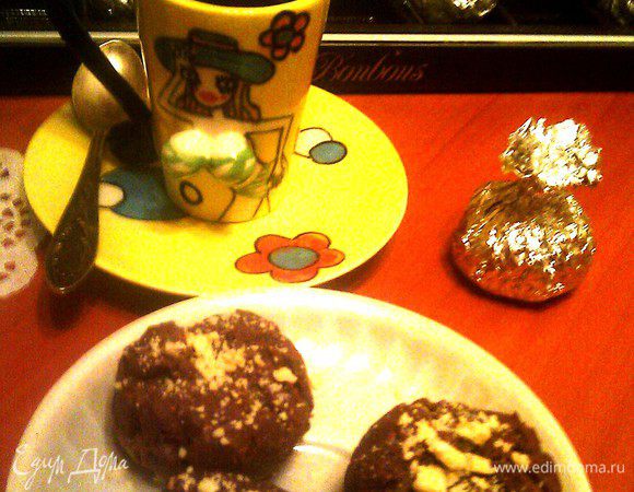 Наши наидомашнейшие конфеты отправляем в холодильник на 30-40минут и готовим ужин,а после ужина семью ждёт сюрприз!...Мои выпросили по одной не застывшей,мягкой!