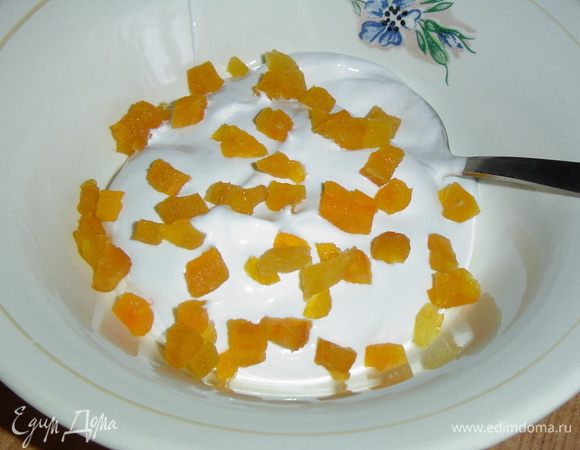 Для приготовления крема взбиваем охлажденные белки с сахаром, добавляем к ним творожный сыр, осторожно перемешиваем. Маленькими кубиками нарезаем курагу, добавляем ее к крему, перемешиваем.