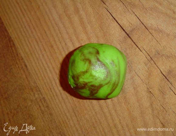 Из мастики  лепим "руки монстров". Это надо сделать заранее.